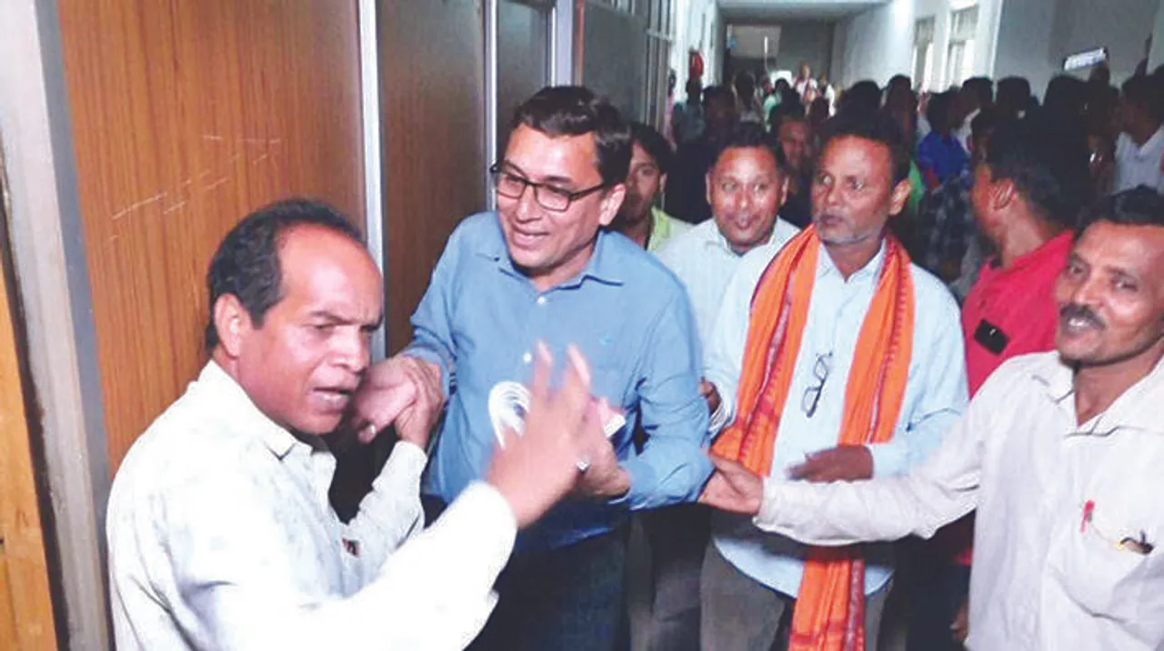  ବେଦାନ୍ତ ପାଉଁଶ ପୋଖରୀ ଭୁଶୁଡ଼ିବା ପ୍ରସଙ୍ଗ: ବେଦାନ୍ତ ଅଧିକାରୀଙ୍କୁ ଟାଣି ଗଣମାଧ୍ୟମ ଆଗକୁ ଆଣିଲେ ଲୋକେ