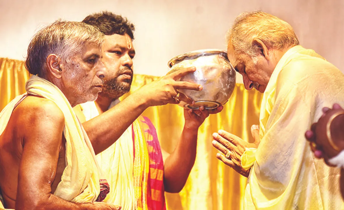 ରାଜନଅରକୁ ଖଡ଼ି ପ୍ରସାଦ ବିଜେ, ଗଜପତିଙ୍କୁ ଶ୍ରୀଅଙ୍ଗ ଲାଗି ଖଡ଼ି ପ୍ରସାଦ ସମର୍ପଣ କଲେ ସେବକ