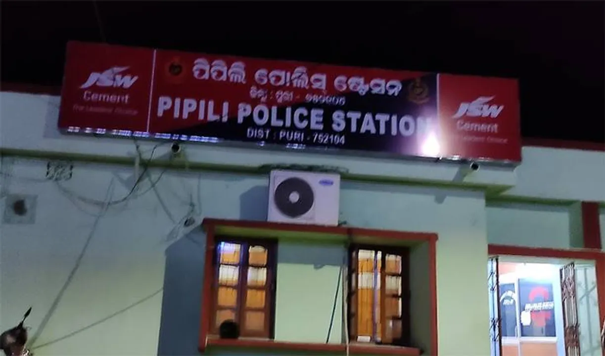  ପିପିଲି ଥାନାଧିକାରୀଙ୍କୁ କାମୁଡ଼ିଦେଲେ ମହିଳା