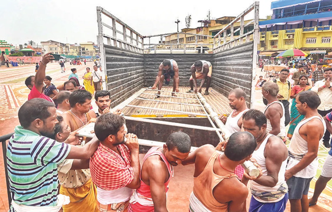  ସିଂହଦ୍ବାର ରୁପା ଛାଉଣୀ କାମ: ଶ୍ରୀମନ୍ଦିର ଗଲା ରୁପା ଚାଦର
