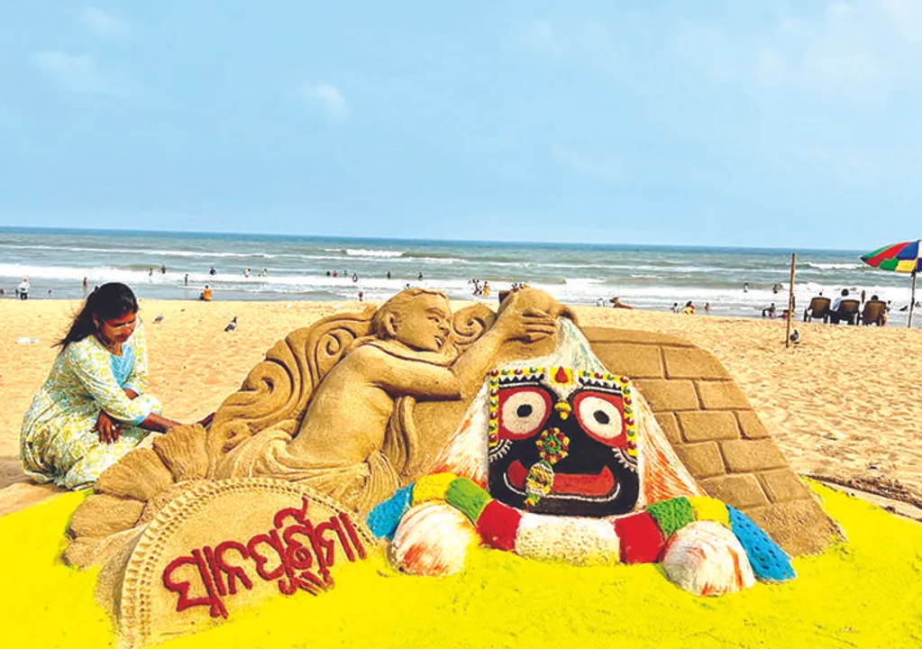  ସ୍ନାନଯାତ୍ରା ଉପଲକ୍ଷେ ପୁରୀ ବେଳାଭୂମିରେ ବାଲୁକା ଶିଳ୍ପୀ ସରିତା ଗୋଚ୍ଛାୟତଙ୍କ ବାଲୁକା କଳା
