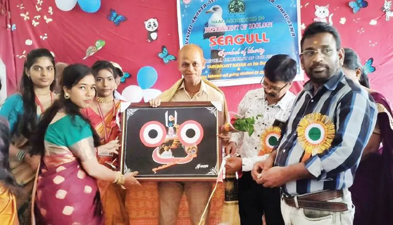  ବରିଷ୍ଠ ଅଧ୍ୟାପକଙ୍କୁ ଅବସରକାଳୀନ ସମ୍ବର୍ଦ୍ଧନା