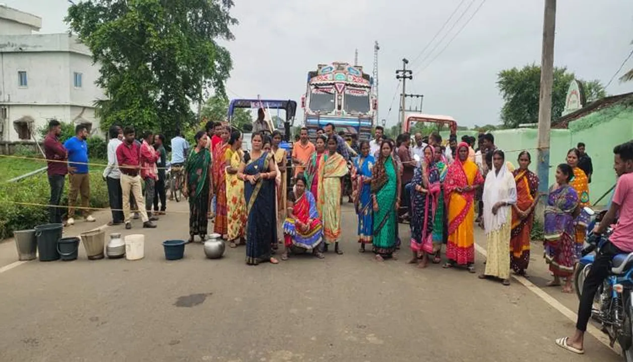  ପାନୀୟ ଜଳ ସଂକଟ: କୋକସରାରେ ମାଠିଆ, ବାଲ୍‌ଟି ଧରି ଏନ୍‌ଏଚ୍‌ ଅବରୋଧ କଲେ ମହିଳା