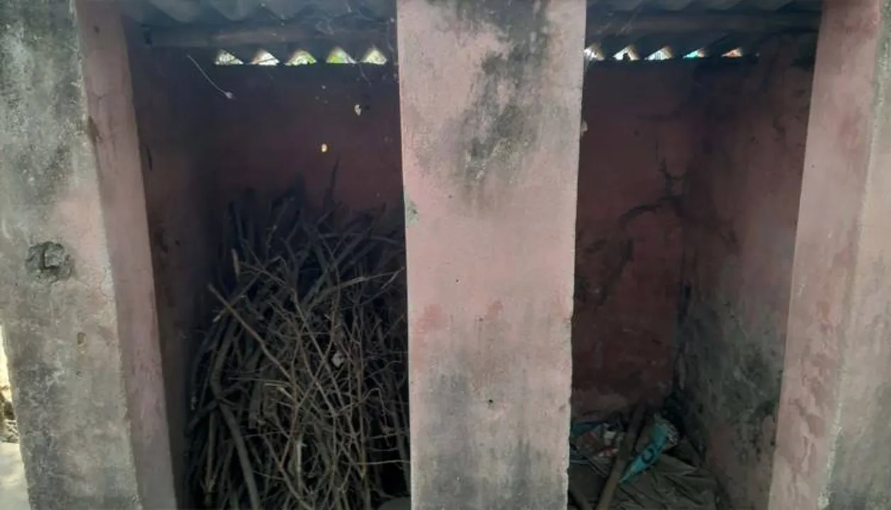  ପାଇଖାନା ଘରେ ଜାଳେଣି କାଠ