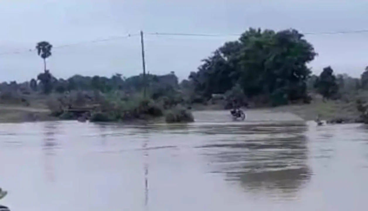  ପୁର୍ତ୍ତ ବିଭାଗ ର ଅବହେଳା ପାଇଁ ବନ୍ୟାଜଳ ଘୁଙ୍ଗିନାଳ ଉପରେ ପ୍ରବାହିତ- ଯାତାୟାତ ବାଧାପ୍ରାପ୍ତ