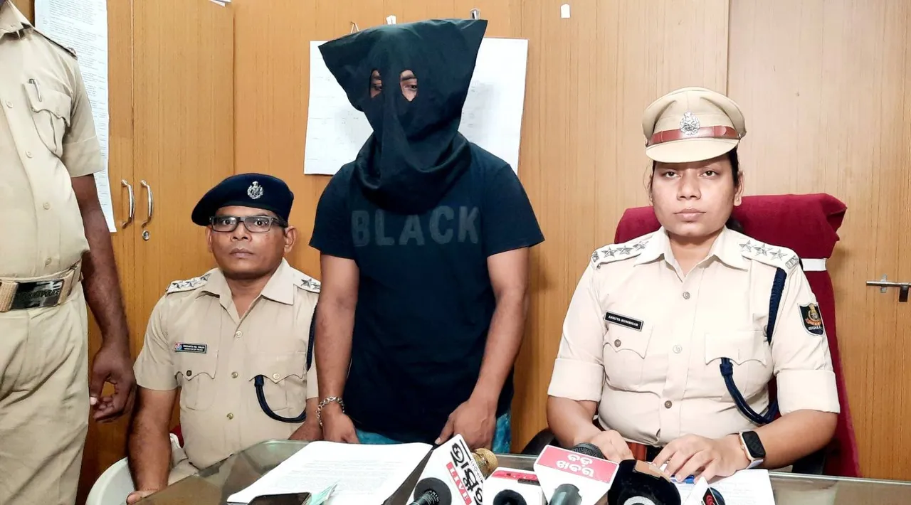  ଫେସ୍‌ବୁକ୍‌ରେ ବନ୍ଧୁତା କରି ଠକେଇ; ଚାକିରି ଲୋଭ ଦେଖାଇ ଲୁଟ୍‌, ଅଭିଯୁକ୍ତ ଗିରଫ