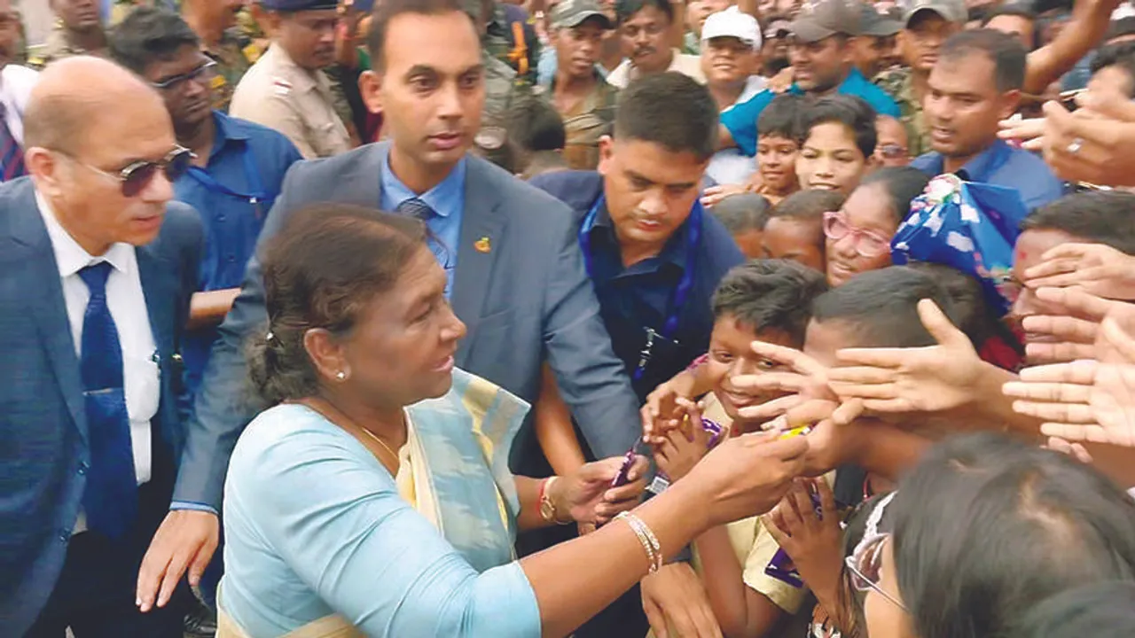  ହୃଦୟକୁ ଛୁଇଁଗଲେ ରାଷ୍ଟ୍ରପତି, ହଠାତ୍‌ ଅଟକି ଯାଇ ବାଣ୍ଟିଲେ ଚକୋଲେଟ୍‌