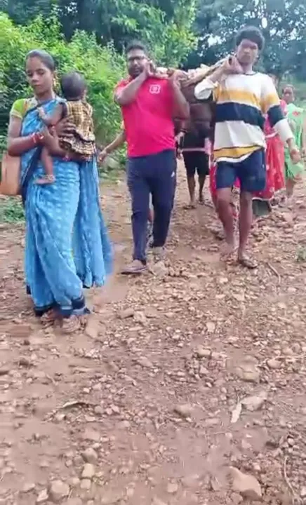  ପୁଣି ଜନନୀ ଯନ୍ତ୍ରଣା: ରାସ୍ତା ନଥିବାରୁ ଗଲାନି ଆମ୍ବୁଲାନ୍ସ, ଅଧାବାଟରେ ଶିଶୁକନ୍ୟା ଜନ୍ମ