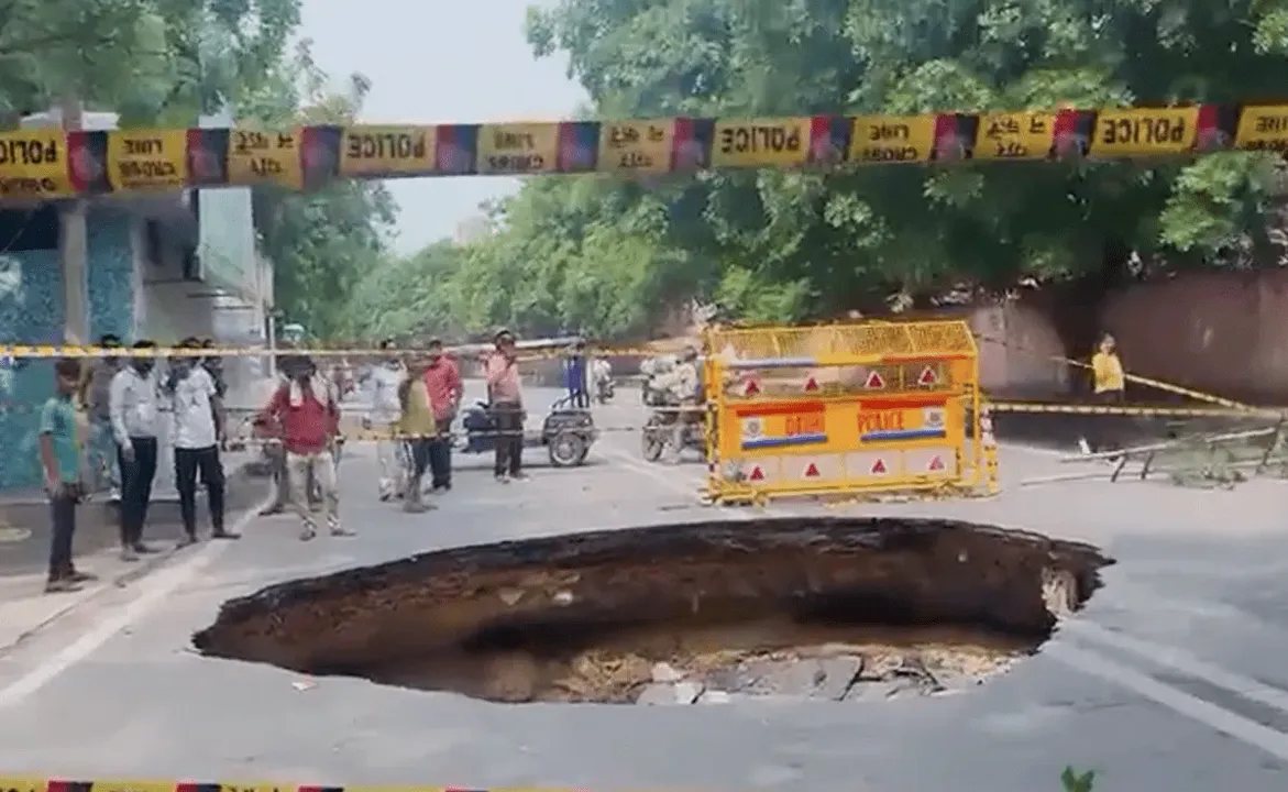  ଦେଖୁଦେଖୁ ଭୁଶୁଡ଼ି ପଡ଼ିଲା ମୁଖ୍ୟରାସ୍ତା, ଅଳ୍ପକେ ବର୍ତ୍ତିଗଲେ ଯାତାୟାତ କରୁଥିବା ଯାତ୍ରୀ