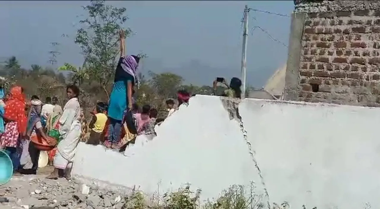  ଶ୍ମଶାନ ଯିବା ରାସ୍ତାକୁ କାନ୍ଥ ପକାଇ ଅବରୋଧ, ଜିଲ୍ଲାପାଳଙ୍କ ଦ୍ବରସ୍ଥ ହେଲେ ଗ୍ରାମବାସୀ