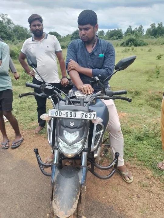  ମୁଣ୍ଡରେ ବନ୍ଧୁକ ଲଗାଇ ୫୦ ହଜାର ଟଙ୍କା ସହିତ ଲାପଟପ୍ ମୋବାଇଲ ଲୁଟ