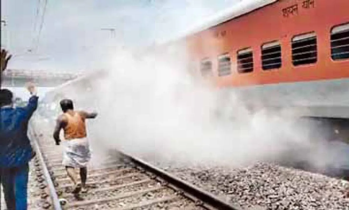  ଦିବ୍ରୁଗଡ଼-କନ୍ୟାକୁମାରୀ ସୁପରଫାଷ୍ଟ୍‌ରେ ଅଗ୍ନିକାଣ୍ଡ: ‘ବ୍ରେକ୍‌ ସୁ’ରୁ ବାହାରିଲା ଧୂଆଁ