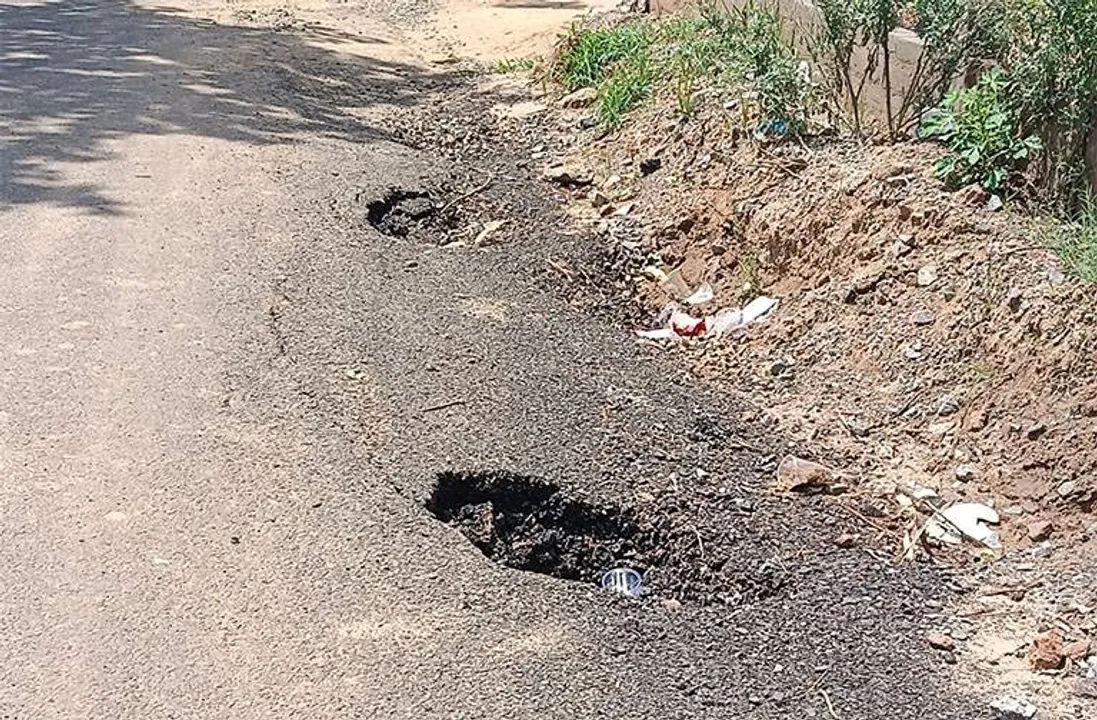  ନିର୍ମାଣ ପରେ ରାସ୍ତାରେ ଗର୍ତ୍ତ