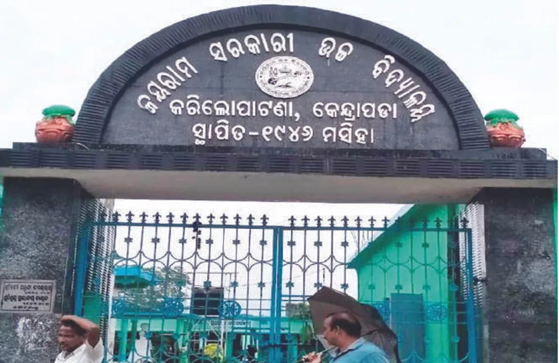  ଶିକ୍ଷକ ନିଯୁକ୍ତି ଦାବିରେ ତାତିଲେ ଅଭିଭାବକ: ୨୦ ଶିକ୍ଷକଙ୍କୁ ତାଲା ପକାଇ ରଖିଲେ