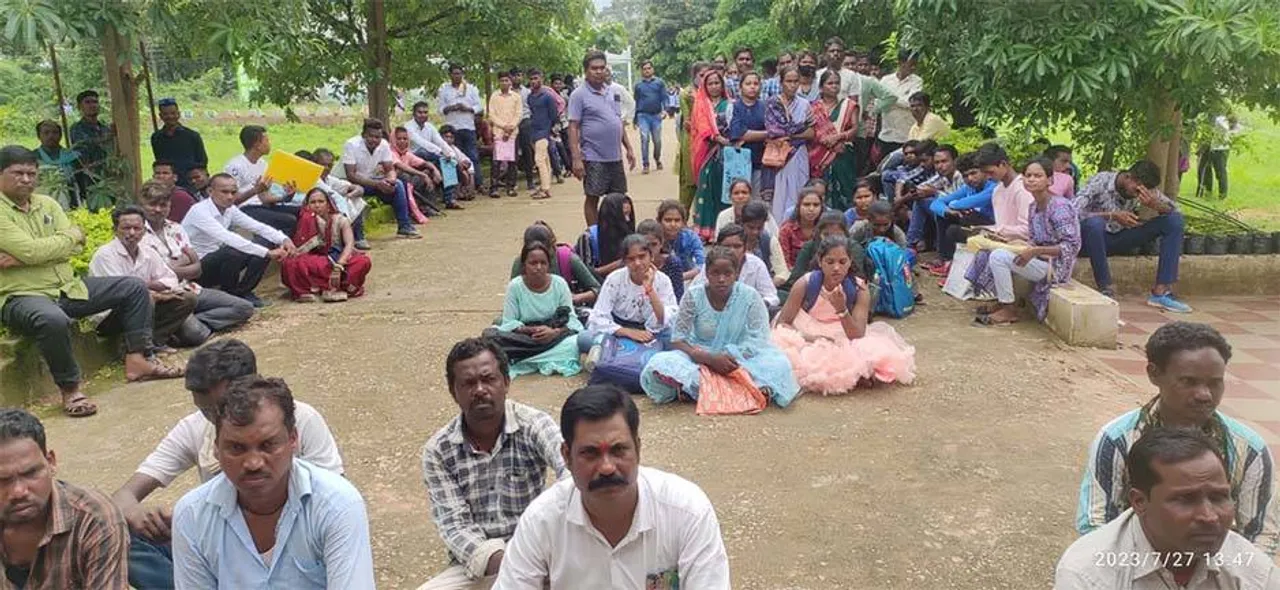  ସ୍ଥାନୀୟ ଛାତ୍ରଛାତ୍ରୀଙ୍କୁ ଅଣଦେଖା! ସ୍କୁଲରେ ତାଲା ପକାଇଲେ ଅଭିଭାବକ