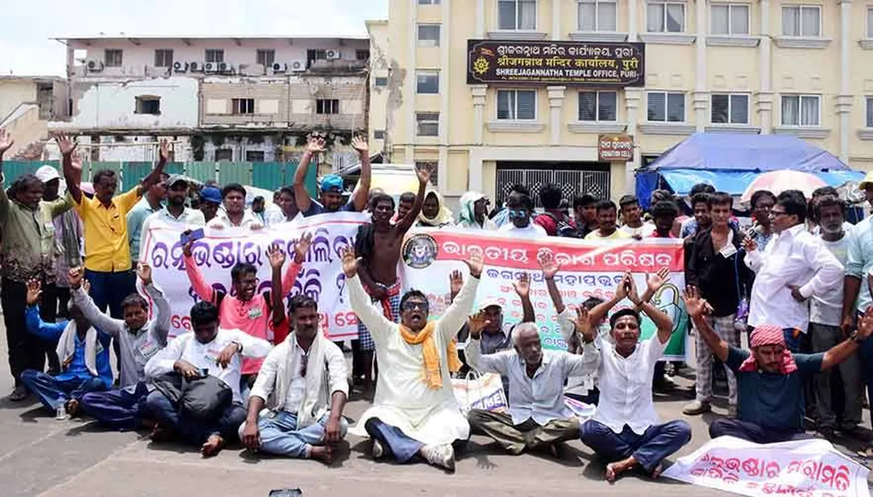  ରତ୍ନଭଣ୍ଡାର ଖୋଲିବା ଦାବିରେ ବିକ୍ଷୋଭ, ଶ୍ରୀମନ୍ଦିର ମୁଖ୍ୟ ପ୍ରଶାସକଙ୍କୁ ଦାବିପତ୍ର
