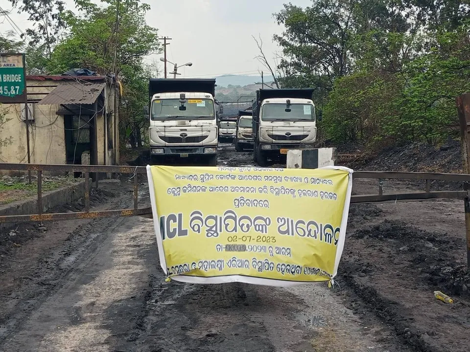  ରାସ୍ତାକୁ ଓହ୍ଲାଇଲେ ୧୪ ବିସ୍ଥାପିତ ଗ୍ରାମବାସୀ: କୋଇଲା ଉତ୍ତୋଳନ ଓ ପରିବହନ ଠପ୍