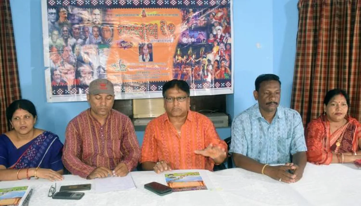  ‘ସମ୍ବଲପୁରୀ ବସ୍ତ୍ର ପିନ୍ଧିବା ପାଇଁ କର୍ମଚାରୀଙ୍କୁ ନିର୍ଦ୍ଦେଶ ଦିଆଯାଉ’