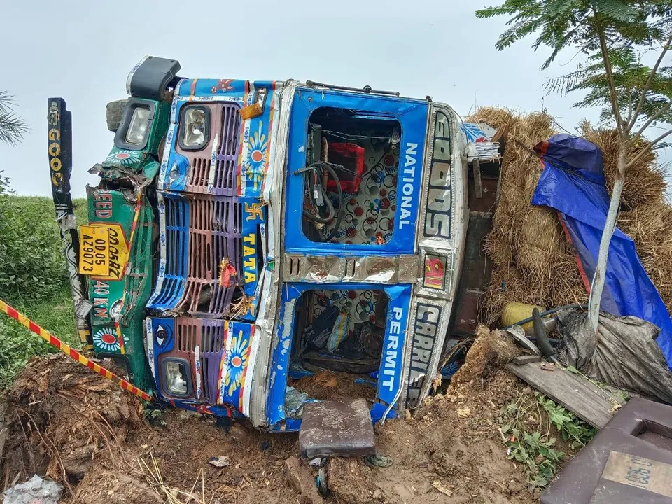  ଭାରସାମ୍ୟ ହରାଇ ଓଲଟିଲା ପାଳବୋଝେଇ ଟ୍ରକ୍‌