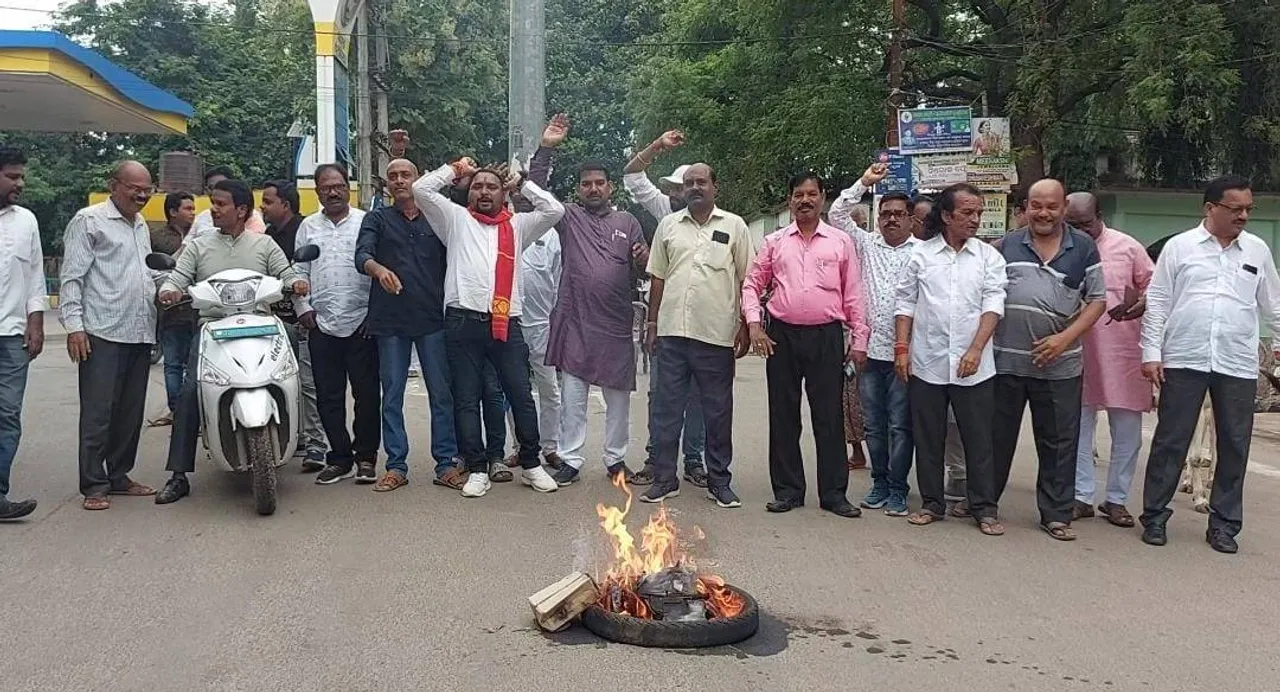  ଟିଟିଲାଗଡ଼କୁ ସ୍ୱତନ୍ତ୍ର ଜିଲ୍ଲା ମାନ୍ୟତା ଦାବି: ୧୨ ଘଣ୍ଟିଆ ବନ୍ଦ ପାଳନ, ଜନଜୀବନ ପ୍ରଭାବିତ