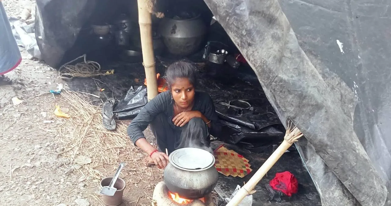 ବନ୍ଧ ଉପରେ ରୋ​ଷେଇ, ଜରିପାଲ ତଳେ ରାତ୍ରିଯାପନ