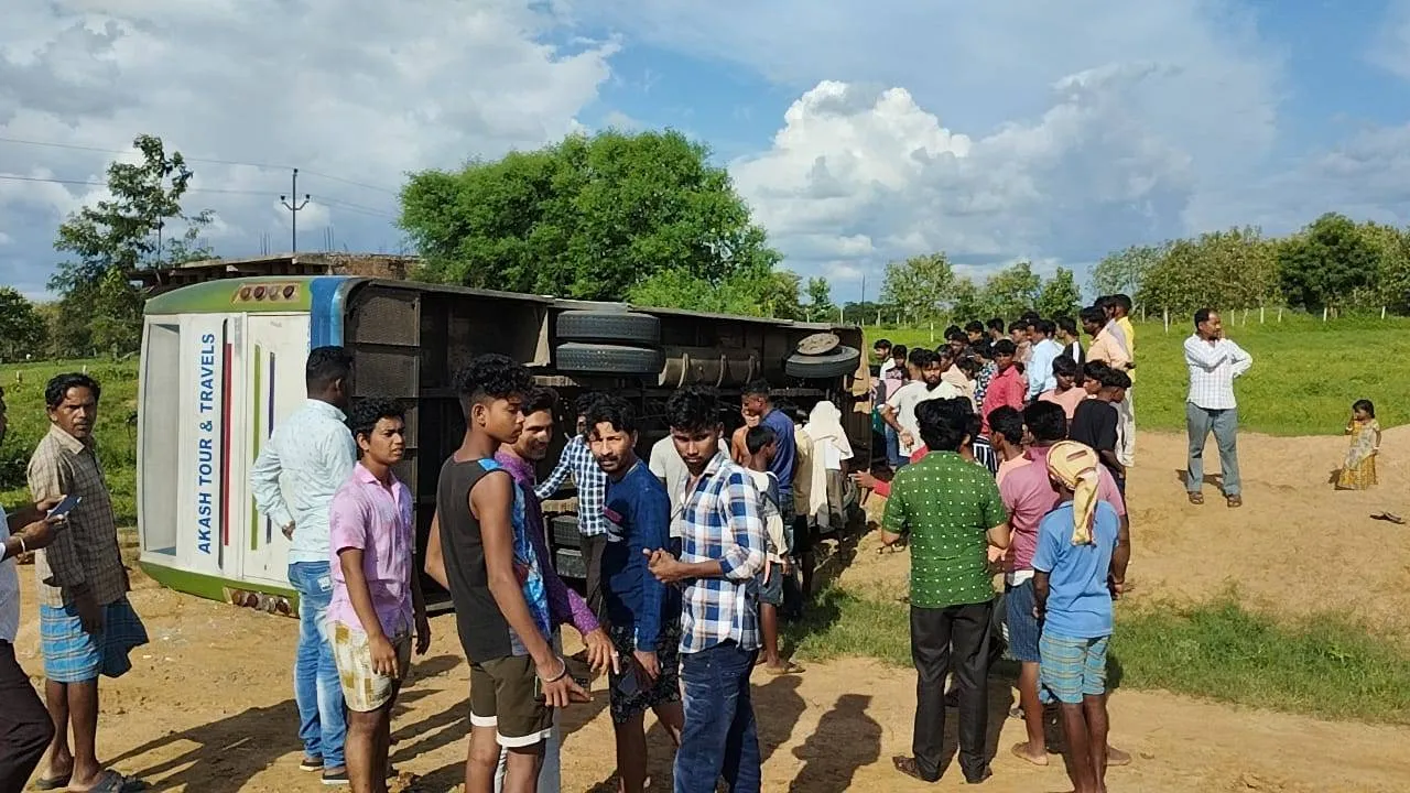  ଚକା ଫାଟି ଯାତ୍ରୀବାହୀ ବସ୍‌ ଦୁର୍ଘଟଣାଗ୍ରସ୍ତ; ଜଣେ ଗୁରୁତର, ୬ଆହତ