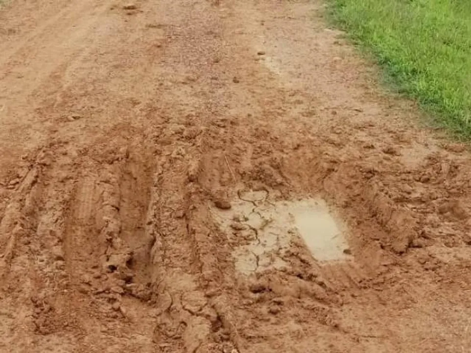  ରାସ୍ତା ନିର୍ମାଣ ହେଉନଥିବାରୁ କାମରେ ଲାଗୁନି ଝୁଲାପୋଲ