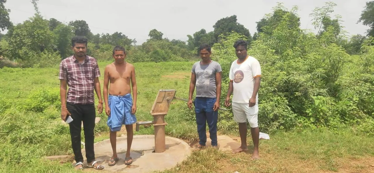  ସୀମାନ୍ତରେ ଅପହଞ୍ଚ ବିକାଶ: ଝାଡ଼ଖଣ୍ଡରୁ ପାଣି ଆଣନ୍ତି ଓଡ଼ିଶା ଗ୍ରାମବାସୀ