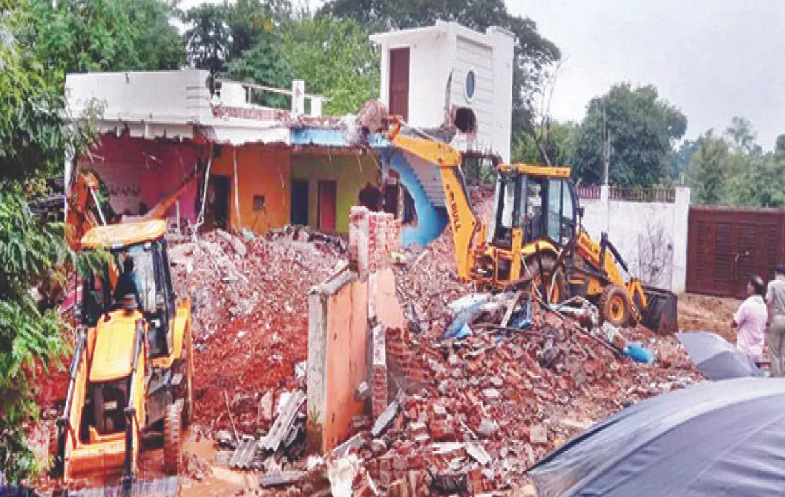  ମାଟିରେ ମିଶିଲା ମାଫିଆଙ୍କ ବିଳାସପୂର୍ଣ୍ଣ କୋଠା: ବୁଲିଲା ବୁଲ୍‌ଡୋଜର