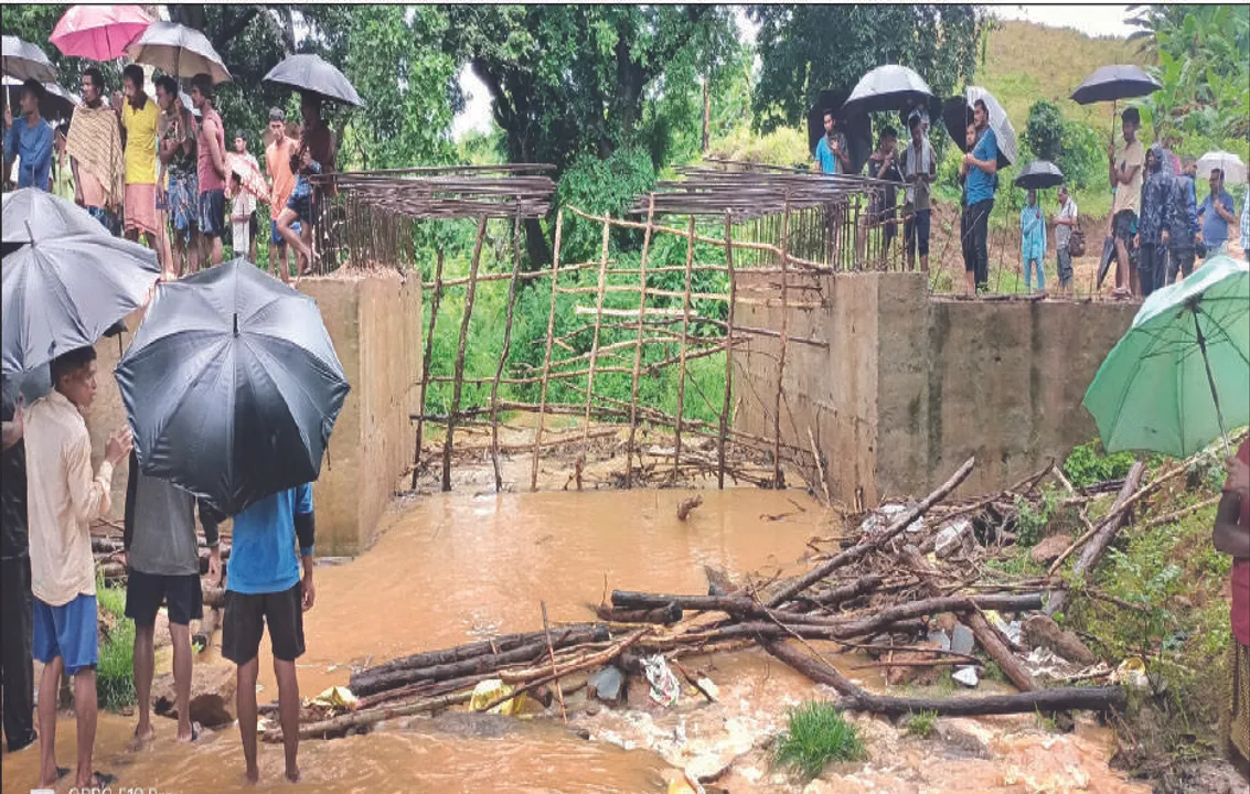  ପୋଲ ସେଣ୍ଟ୍ରିଂ ଭୁଶୁଡ଼ିଲା ୪ ଶିଶୁଙ୍କ ସମେତ ୫ ମୃତ: ସ୍ବାମୀ, ପୁଅକୁ ହରାଇ ବିଷ ପିଇଲେ ଦୀପାଇ