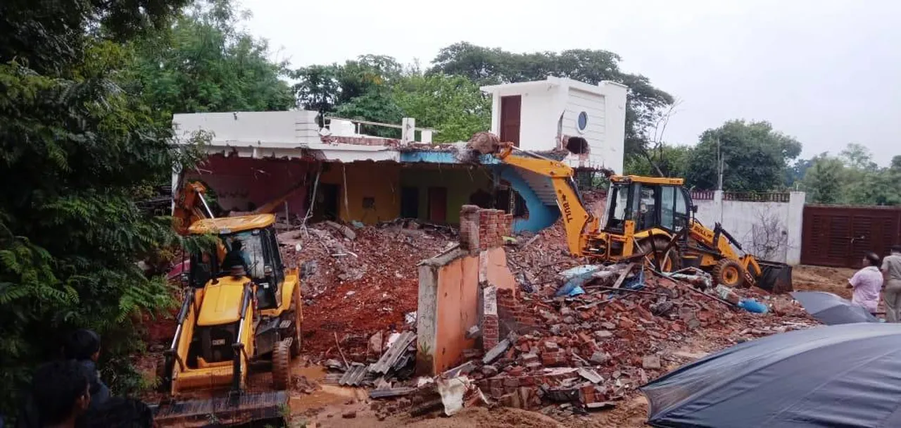  ଗଞ୍ଜେଇ ମାଫିଆଙ୍କ ଘରେ ବୁଲିଲା ବୁଲ୍‌ଡୋଜର, ମାଟିରେ ମିଶିଲା ଆଲିସାନ କୋଠା