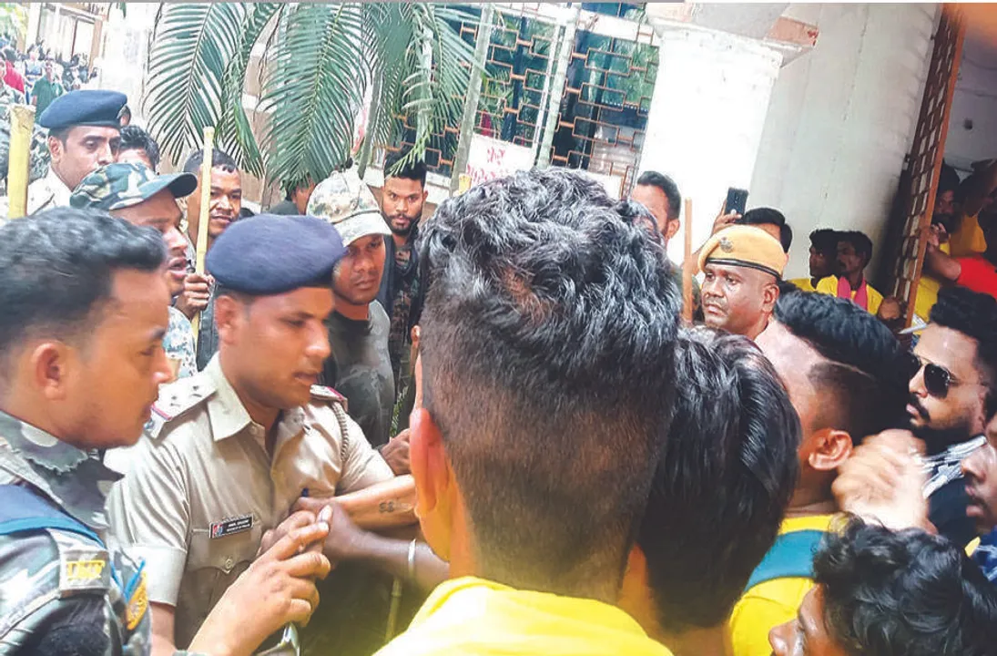  ୩ ଦିନ ନୂଆଁଖାଇ ଛୁଟି ଦାବିରେ ଧସ୍ତାଧସ୍ତି: ଆର୍‌ଡିସି ଅଫିସକୁ ଧସେଇ ପଶିଲେ