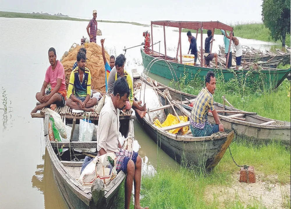  ମହାନଦୀ ଜଳ ପରିଚାଳନାରେ ମନମାନୀ: ମତ୍ସ୍ୟଜୀବୀଙ୍କ ବେଉସା ବୁଡ଼ାଇଲା ଛତିଶଗଡ଼