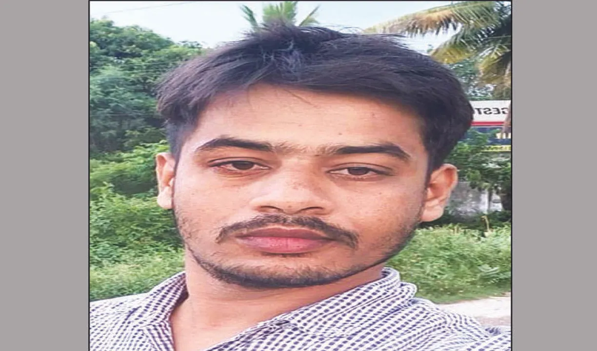  ଏସ୍‌ପିଙ୍କ କାର୍ଯ୍ୟାଳୟ ସମ୍ମୁଖରେ ଆତ୍ମାହୁତି ଉଦ୍ୟମ: ବାପାଙ୍କ ହତ୍ୟା ମାମଲାରେ ପୁଲିସର ତଦନ୍ତକୁ ନେଇ ଥିଲେ ଅସନ୍ତୁଷ୍ଟ
