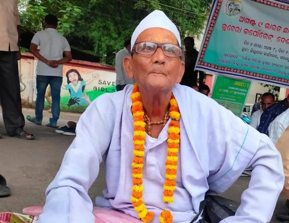  ଜିଲ୍ଲାପାଳ ଅଫିସ୍‌ ଆଗରେ ୮୫ ବର୍ଷୀୟ ବୃଦ୍ଧଙ୍କ ଅନଶନ
