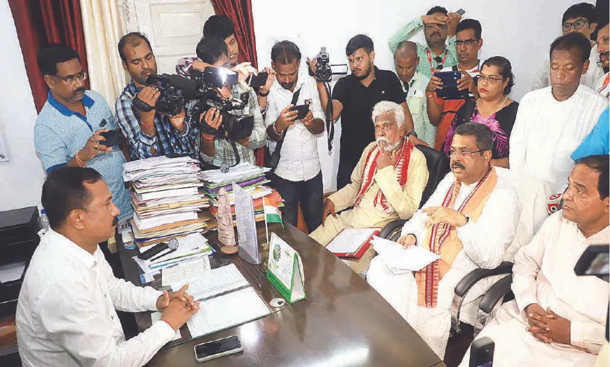  ଲୋକଙ୍କ ଲାଗି ପ୍ରୋଟୋକଲ୍‌ ଭାଙ୍ଗିଲେ କେନ୍ଦ୍ରମନ୍ତ୍ରୀ, ଅଭିଯୋଗପତ୍ର ନେଇ ଜିଲ୍ଲାପାଳଙ୍କୁ ଭେଟିଲେ