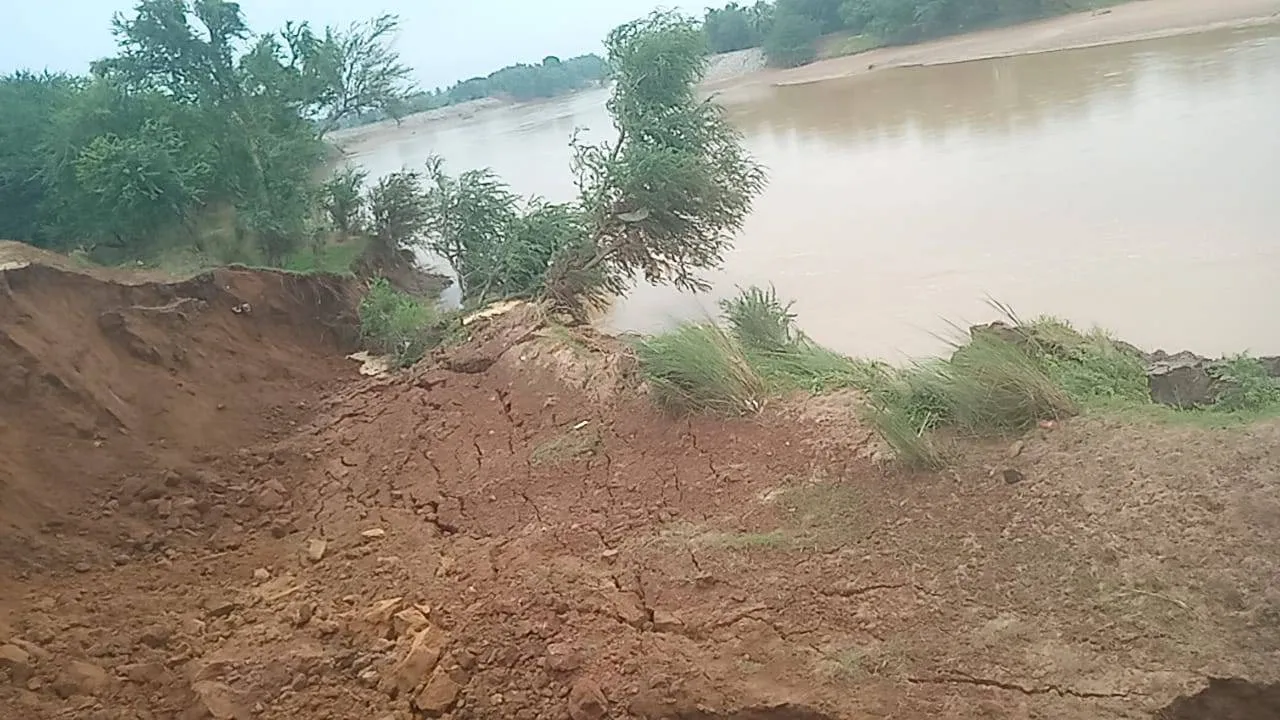  ୧୦୦ ଫୁଟ୍ ଧସିଲା ବୈତରଣୀ ନଦୀବନ୍ଧ: ଭୟଭୀତ ଅବସ୍ଥାରେ ସ୍ଥାନୀୟ ବାସିନ୍ଦା