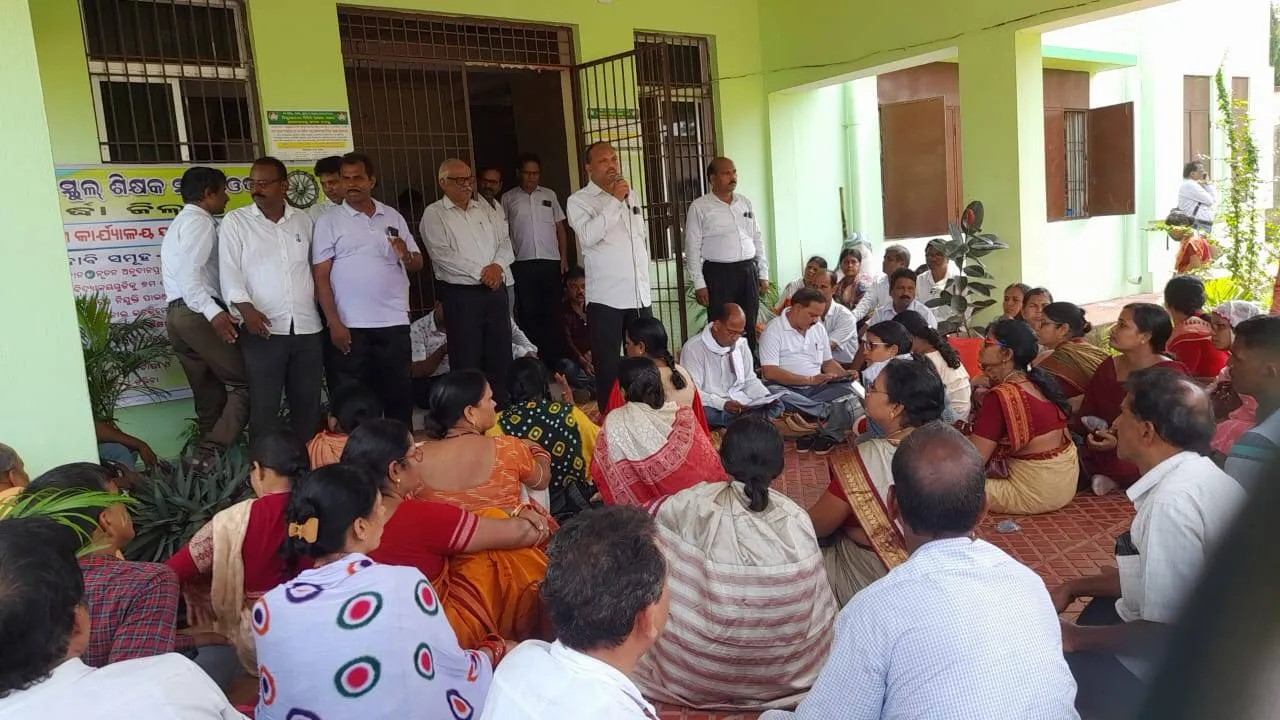  ୧୧ ଦଫା ଦାବି ନେଇ ଓଷ୍ଟା ପକ୍ଷରୁ ଜିଲ୍ଲା ଶିକ୍ଷାଧିକାରୀଙ୍କ କାର୍ଯ୍ୟାଳୟ ଘେରାଉ