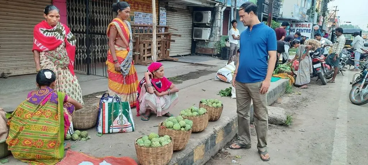  ବଜାରରେ ସୀତାଫଳର ପସରା: କମ୍ ଦାମ ଦେଇ ଜବରଦସ୍ତ ଆଦିବାସୀଙ୍କ ଝୁଡି ଝାମ୍ପୁଛନ୍ତି ଦଲାଲ