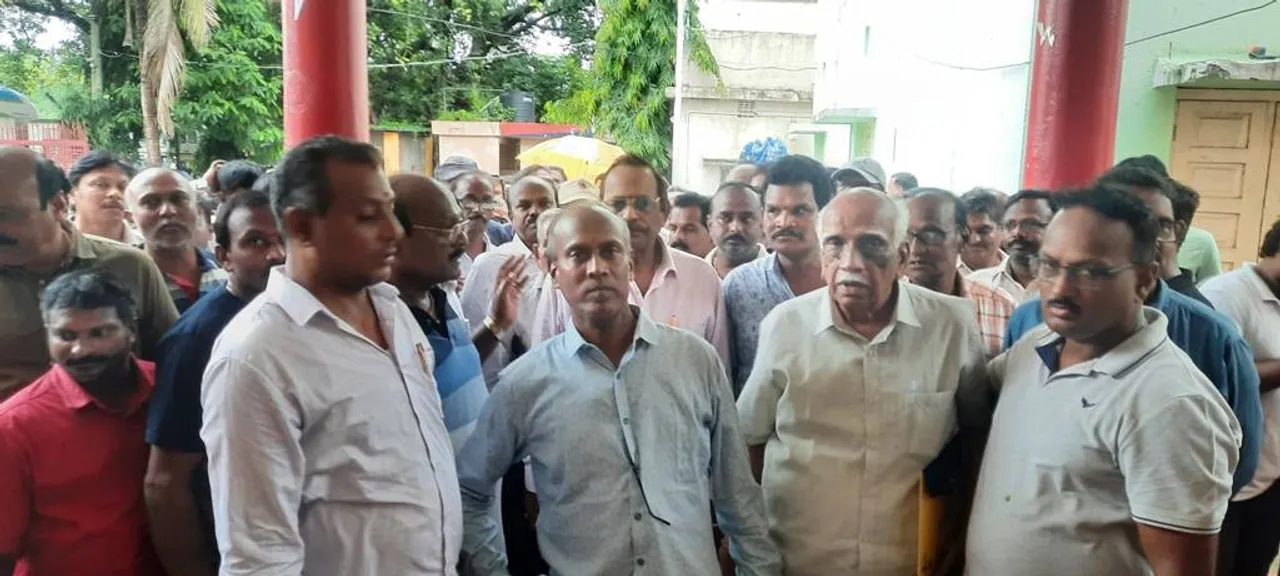  ଦୁଇ ଟ୍ରକ ୟୁନିଅନ ମଧ୍ୟରେ ଟଣାଓଟରା; ଥାନାରେ ଯୁକ୍ତତର୍କ