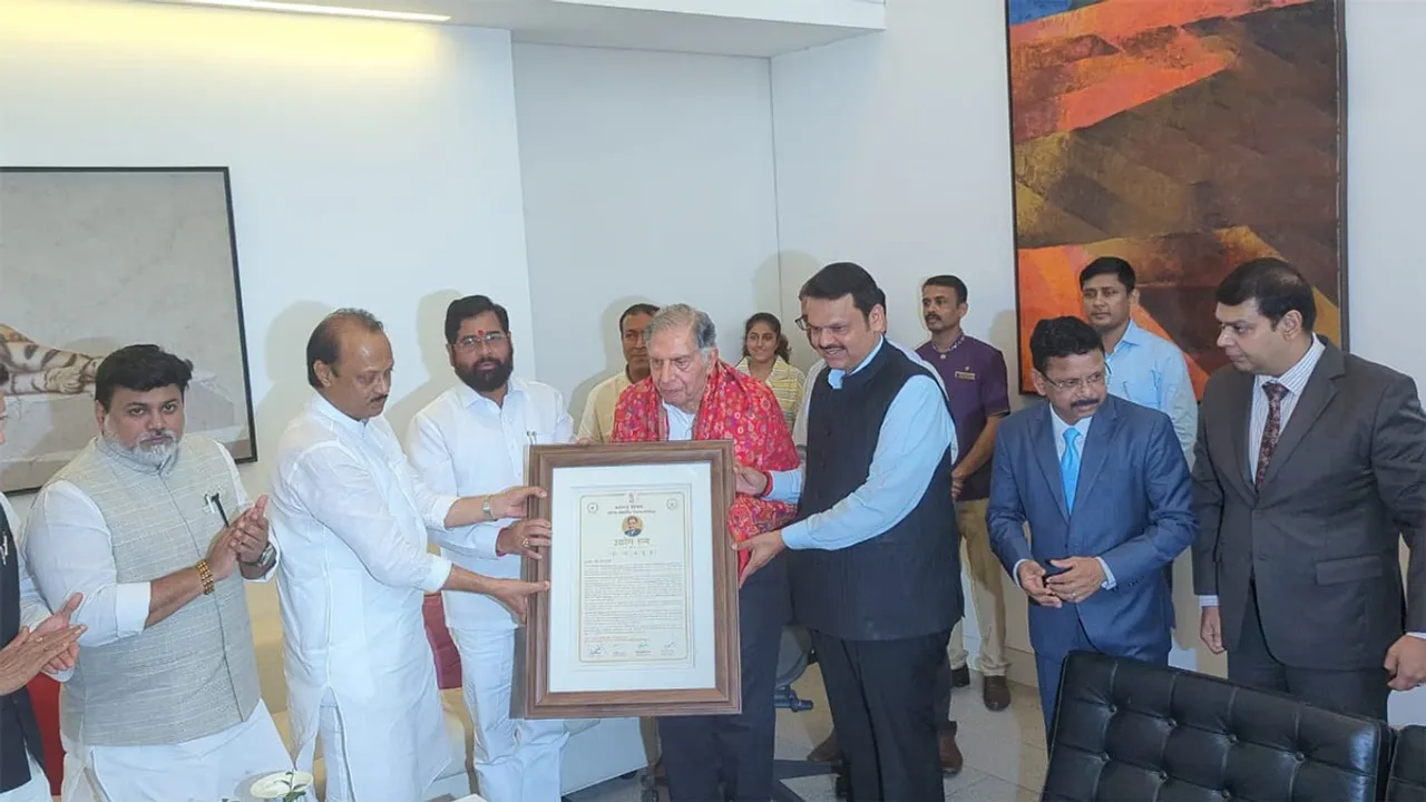  ପ୍ରଥମ ଉଦ୍ୟୋଗ ରତ୍ନ ପୁରସ୍କାର ପାଇଲେ ଶିଳ୍ପପତି ରତନ ଟାଟା, ବାସଭବନରେ ପ୍ରଦାନ କଲେ ମହାରାଷ୍ଟ୍ର ମୁଖ୍ୟମନ୍ତ୍ରୀ