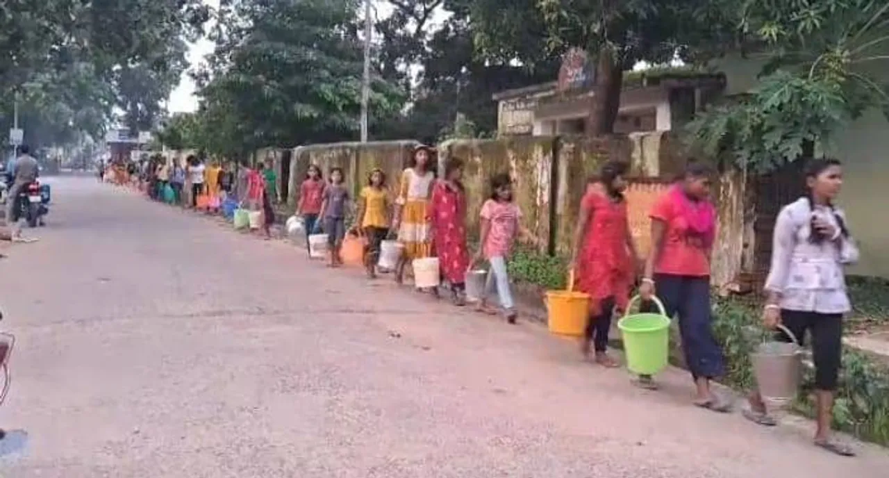  ଆବସିକ ବିଦ୍ୟାଳୟରେ ଅବ୍ୟବସ୍ଥା: ବାହାରୁ ପାଣି ବୋହିଲେ ଅନ୍ତେବାସୀ, ବୁଦ୍ଧିଜୀବୀ ମହଲରେ ତୀବ୍ର ନିନ୍ଦା