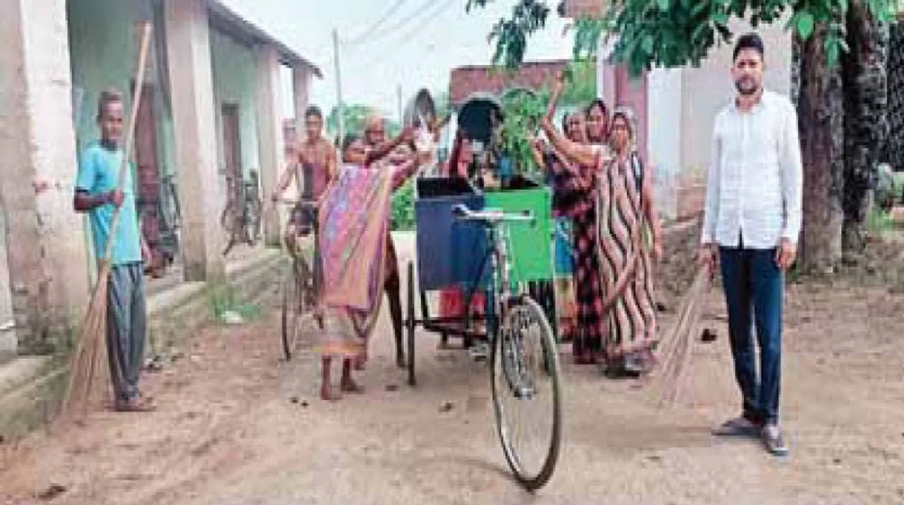  ନିଆରା ଉଦାହରଣ: ଘରକୁ ଘର ବୁଲି ଅଳିଆ ସଂଗ୍ରହ କରୁଛନ୍ତି ସରପଞ୍ଚ