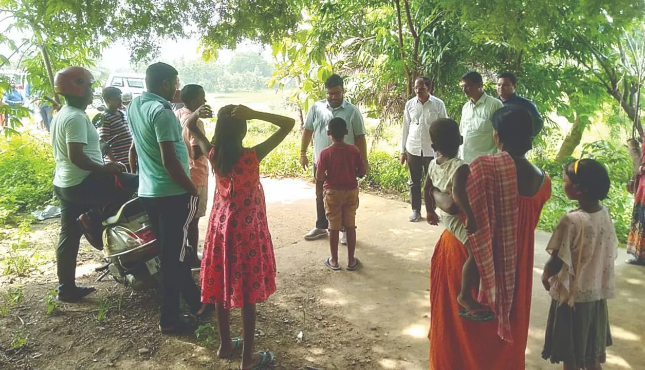  ମନେ ପଡ଼ିଲା ସହର ଉପକଣ୍ଠ ଗାଁ ସମସ୍ୟା! ଲୋକଙ୍କ ସହ କଥା ହେଲେ ପ୍ରଶାସନିକ ଅଧିକାରୀ