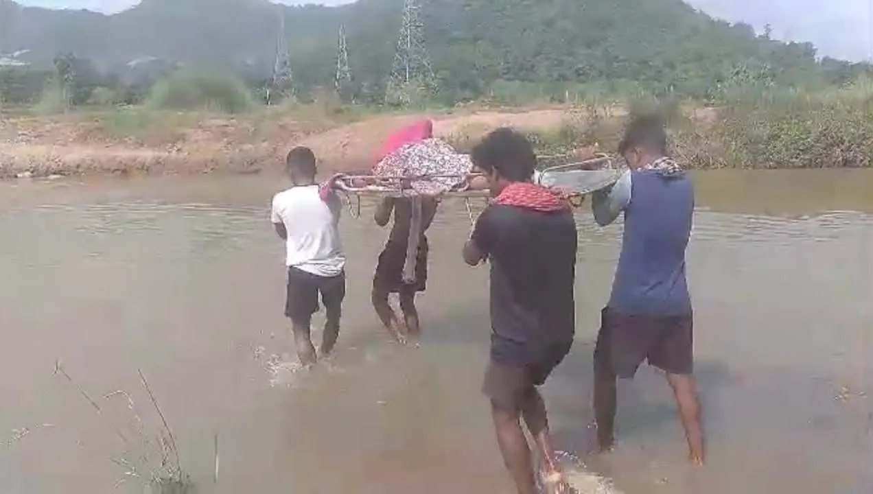  ପୁଣି ଷ୍ଟ୍ରେଚରରେ ଦୁଇ କିଲୋମିଟର ବୁହାହେଲେ ଗର୍ଭବତୀ ମହିଳା