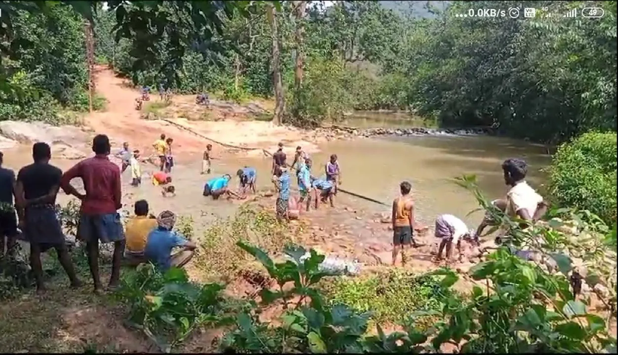 ନାଳରେ ଅସ୍ଥାୟୀ ରାସ୍ତା ନିର୍ମାଣ କଲେ ଲୋକେ