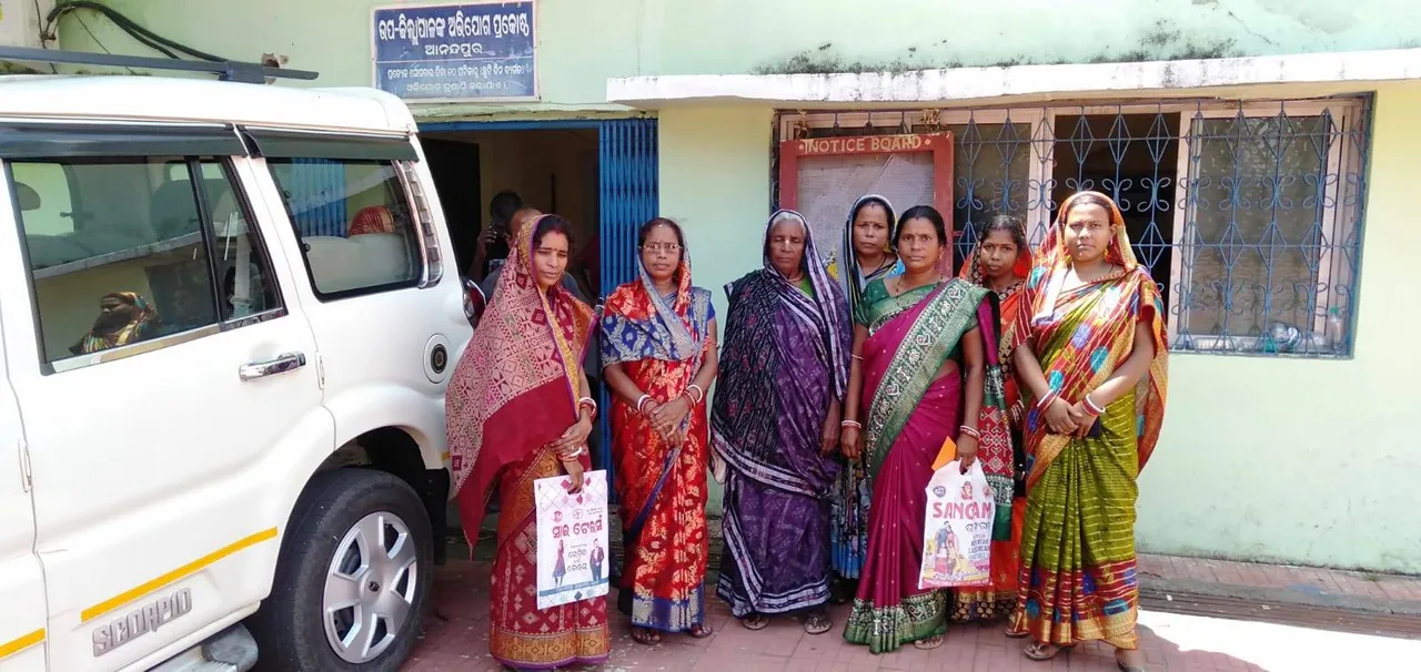  ପ୍ରସ୍ତାବିତ ମଦ ଦୋକାନକୁ ବିରୋଧ କରି ଉପଜିଲ୍ଲାପାଳଙ୍କୁ ଭେଟି ଦାବିପତ୍ର ପ୍ରଦାନ କଲେ ମହିଳା