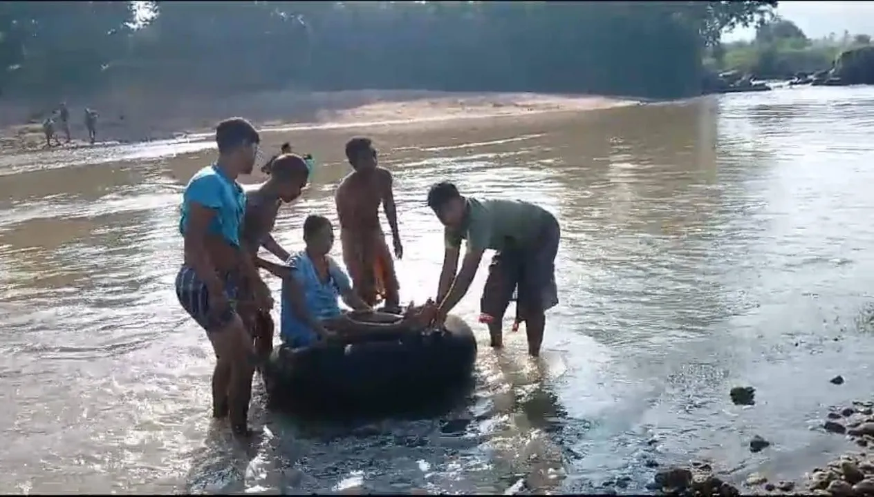  ବିକାଶ ଏମିତି: ଗାଁକୁ ପହଞ୍ଚି ପାରିଲାନି ଆମ୍ବୁଲାନ୍ସ, ଟ୍ୟୁବରେ ରୋଗୀଙ୍କୁ ନଦୀ ପାର