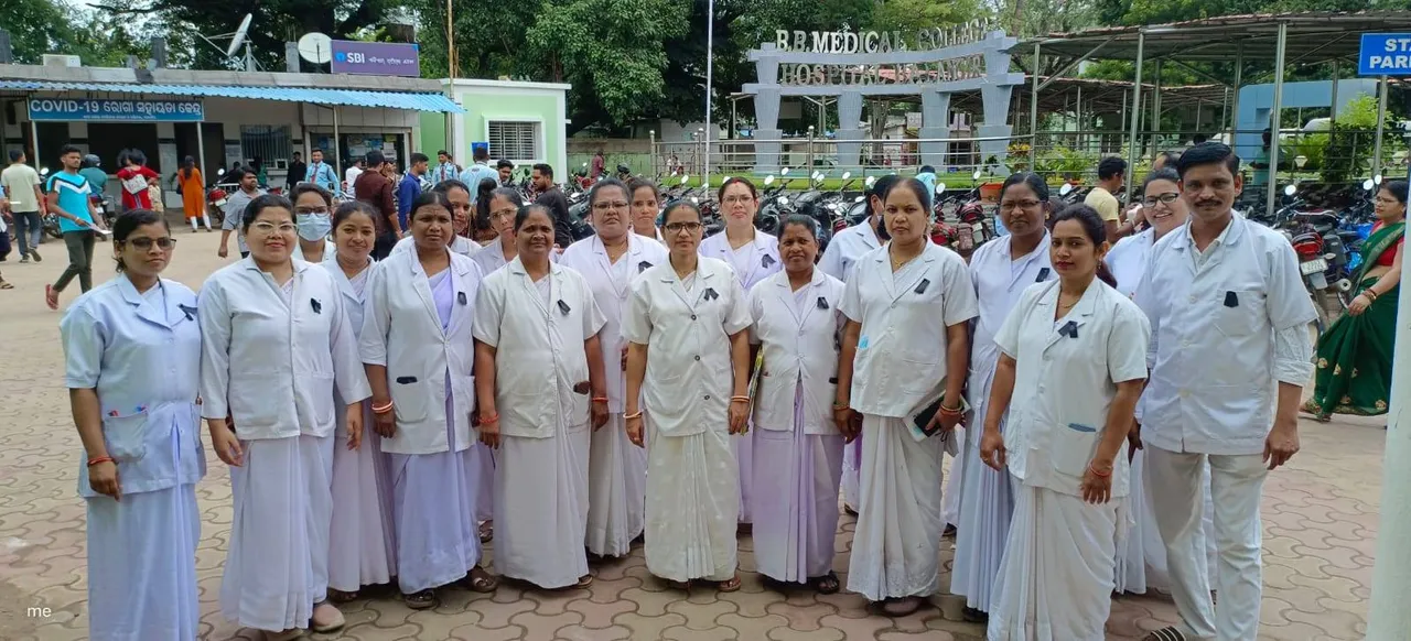  କଳାବ୍ୟାଜ୍‌ ପିନ୍ଧିଲେ ନର୍ସିଂ କର୍ମଚାରୀ