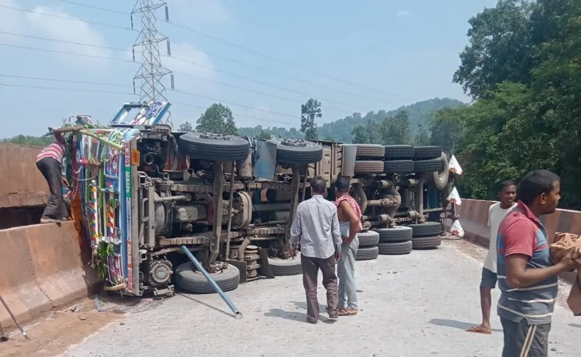  ୪୯ ନମ୍ବର ଜାତୀୟ ରାଜପଥରେ ଭାରସାମ୍ୟ ହରାଇ ପୋଲତଳକୁ ଓଲଟିଲା ଟ୍ରକ; ଡ୍ରାଇଭର ଓ ହେଲପର ମୃତ